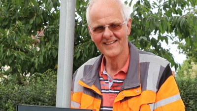 Dirk Heine vom Städtischen Baubetriebshof hat einen neuen Hundekotbeutelhalter an der Schaumburger Straße in Bokeloh angebracht.  (Foto: gi)