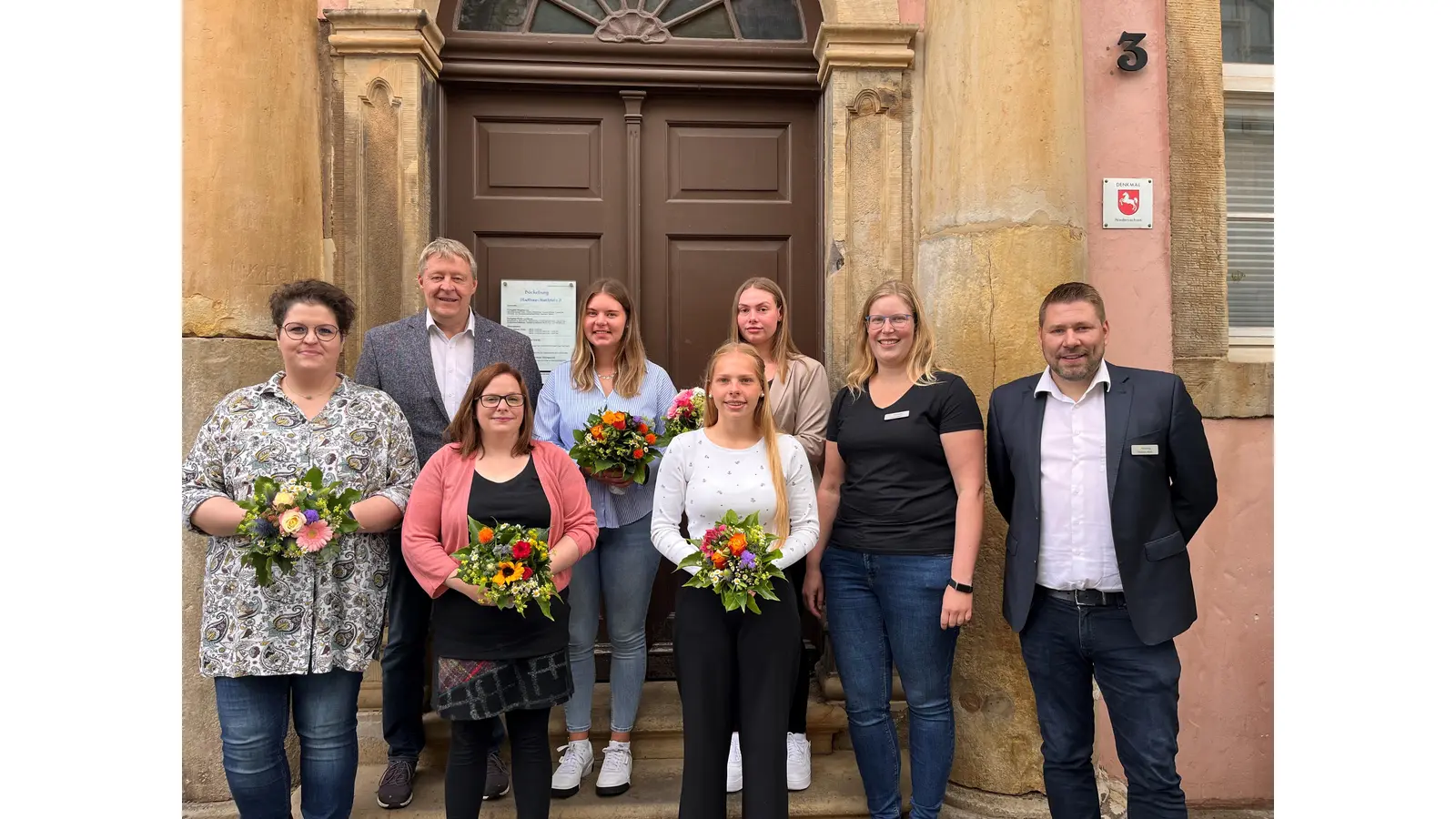 Die neuen Auszubildenden mit den Verantwortlichen der Stadt Bückeburg. (Foto: privat)