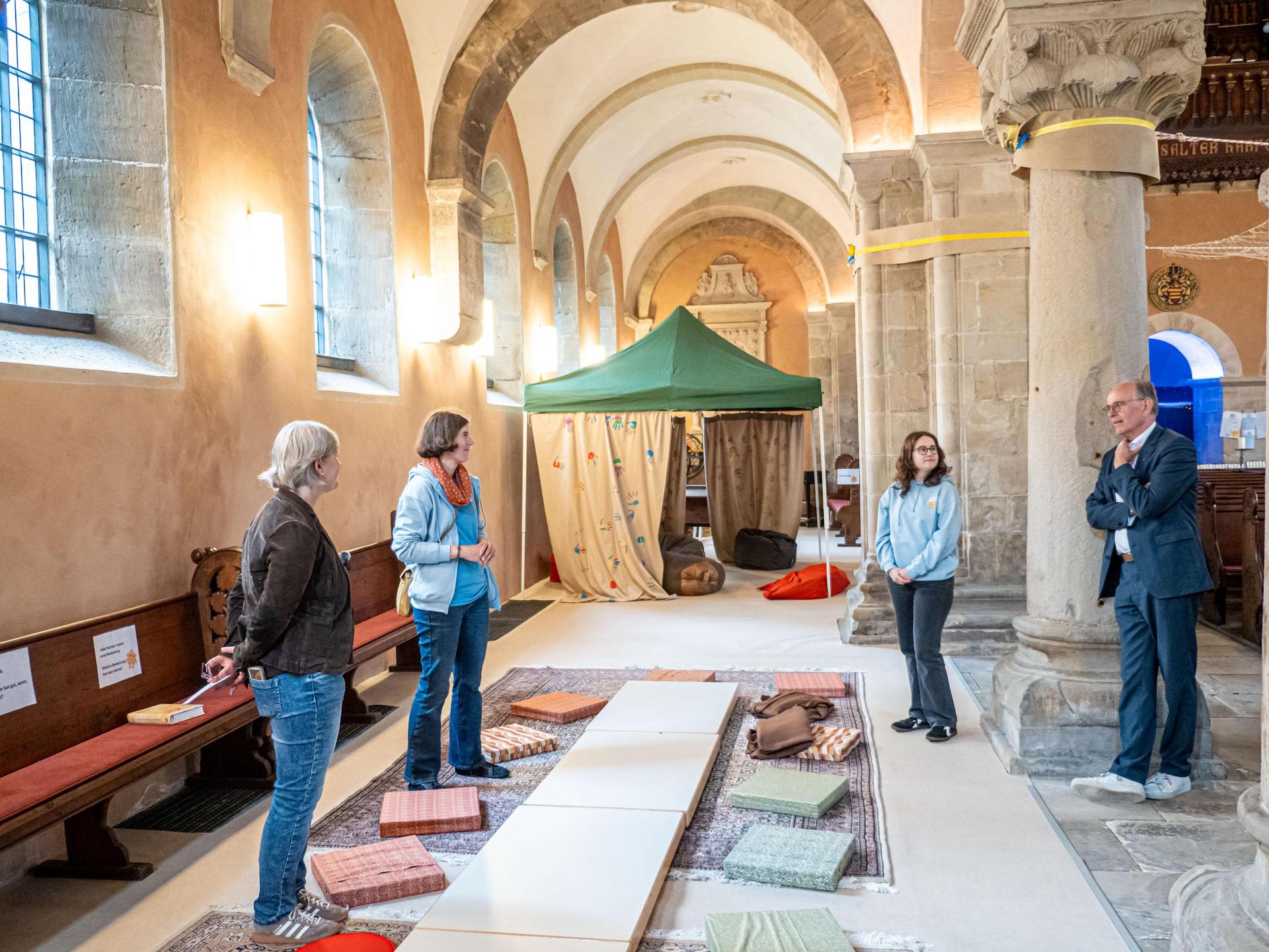 In der Kinderkathedrale: Besuch des Landesbischofs Ralf Meister. (Foto: Mirko Bartels)