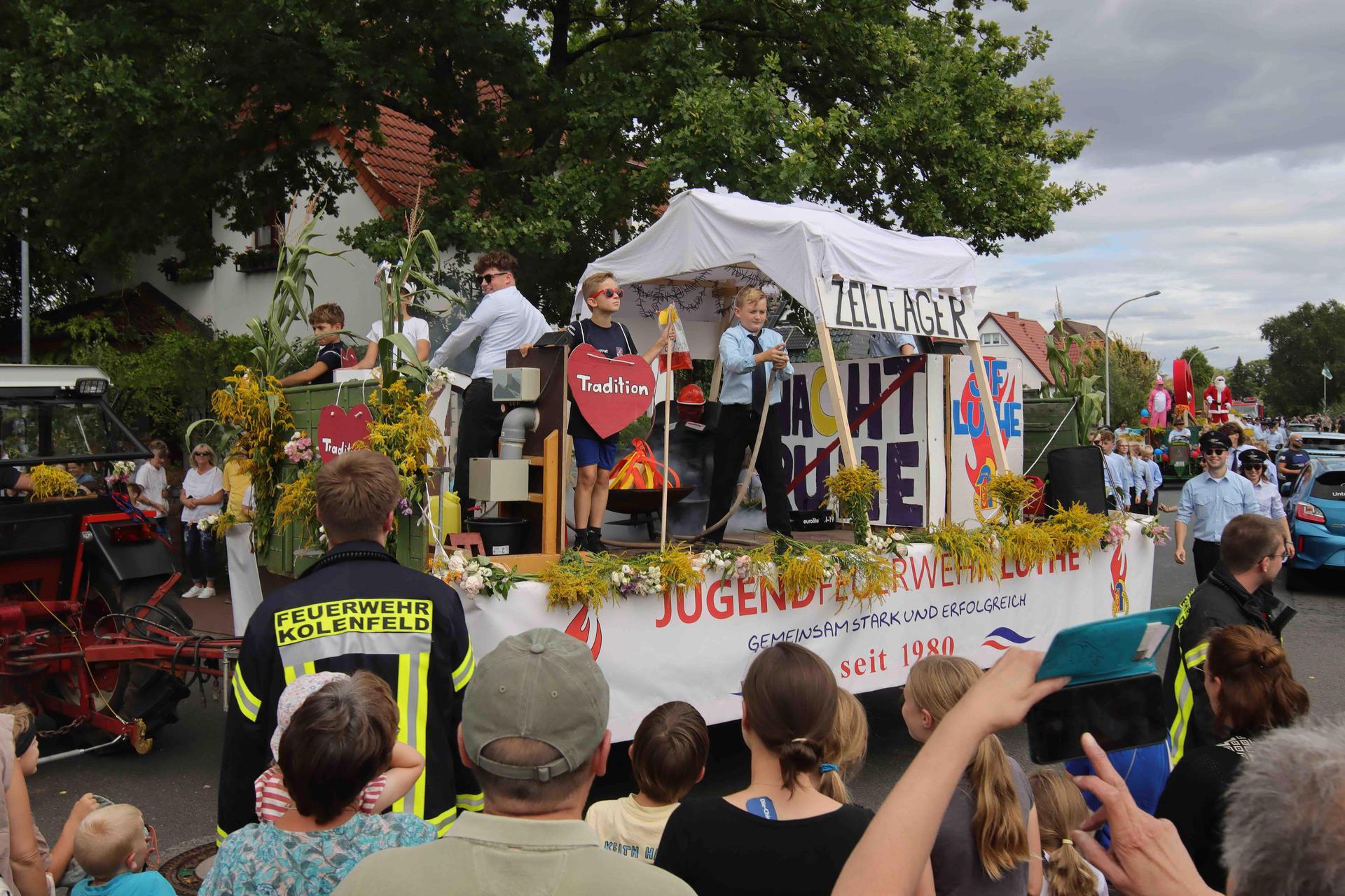 Eindrücke vom großen Festumzug. (Foto: tau)