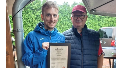 Der Spartenleiter Horst-Dieter Harlos, übergab die Urkunde an Sören Sölter (links). (Foto: privat)