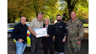 Heringsbändiger Ingo Bölling (v. li.), Heringskönig Peter Forstner, Petra Bergmann, Leiterin Außenstelle Schaumburg des „Weißen Rings“, Heringszüchter Frederic Brandt und Heringspfleger Heiko Tadge freuen sich über die hohe Spendensumme. (Foto: privat)