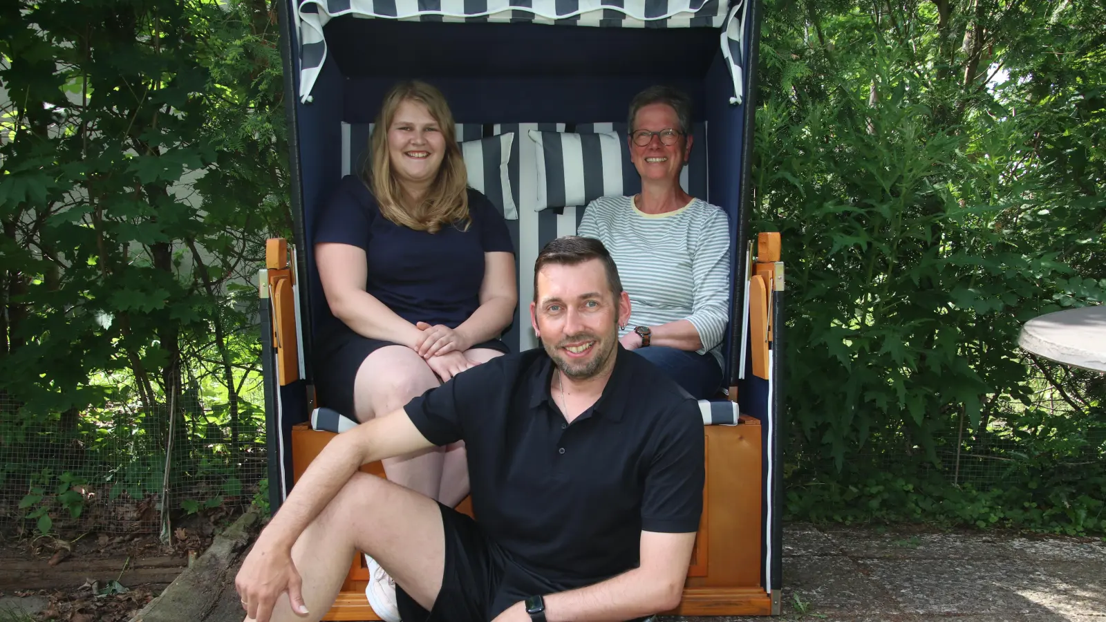 Zufriedene Gesichter bei der Vorsitzenden der Nordstadtkompanie Kim Sivers (v.li.), der Vorsitzenden der Altstadtkompanie Anette Kiel und dem Vorsitzenden der Oststadtkompanie Nils Hasenbein. (Foto: gi)