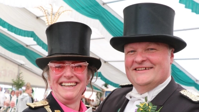Daniela Helbsing in ihrer pinkfarbenen Bluse mit Kommandeur Nils Töldtau. (Foto: gi)