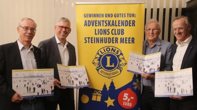 Starten den Verkauf (v.li.): Carsten Vogt (Lions-Präsident), Bürgermeister Carsten Piellusch, Günter Klose und Olaf Hugenberg.  (Foto: gi)