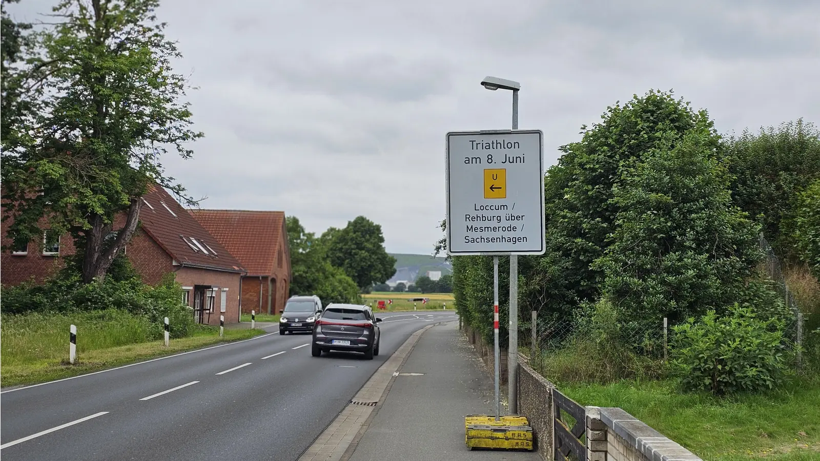 Verkehrslenkung: Hinweisschilder weisen auf Umleitungen hin. (Foto: tau)