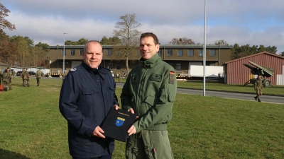 Wechsel in den Ruhestand (v.li.): Oberst Torsten Fette wird von Kommodore Oberst Markus Knoll verabschiedet. (Foto: gi)