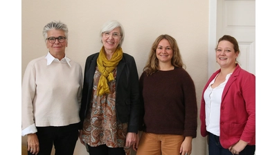 Georgia Hasse, Kerstin Pieper und Natalie Rahe vom Kinderschutzbund nehmen die Spende von Franziska Hautau (3. v. li.) von der „Petra-Hautau-Stiftung” zur Unterstützung von trauernden Kindern entgegen.  (Foto: bb)