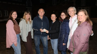 Für Kickertisch und Schulhof: Wolfgang Gedeon überreicht dem Förderverein der Oststadtschule 540 Euro.  (Foto: gi)