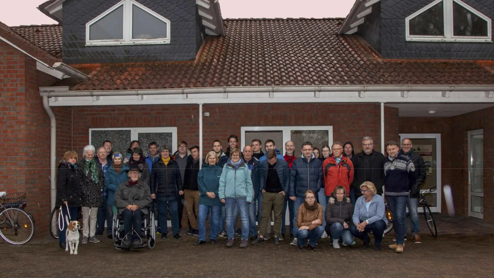 Vor den Räumlichkeiten im Birkenweg: Die Mitglieder der Dorfwerkstatt. (Foto: privat)