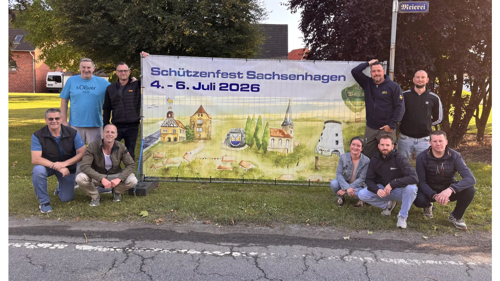 Bürgermeister Ralf Hantke (v.l.), Major Reinhard Geisler, Adjutanten Lars Engelking und Nico Brandt, Rottmeisterin Andrea Lampe-Pelger, Rottmeister Andreas Meister, Dustin Gerland, Christopher Wulf und Stefan Kienapfel. (Foto: privat)