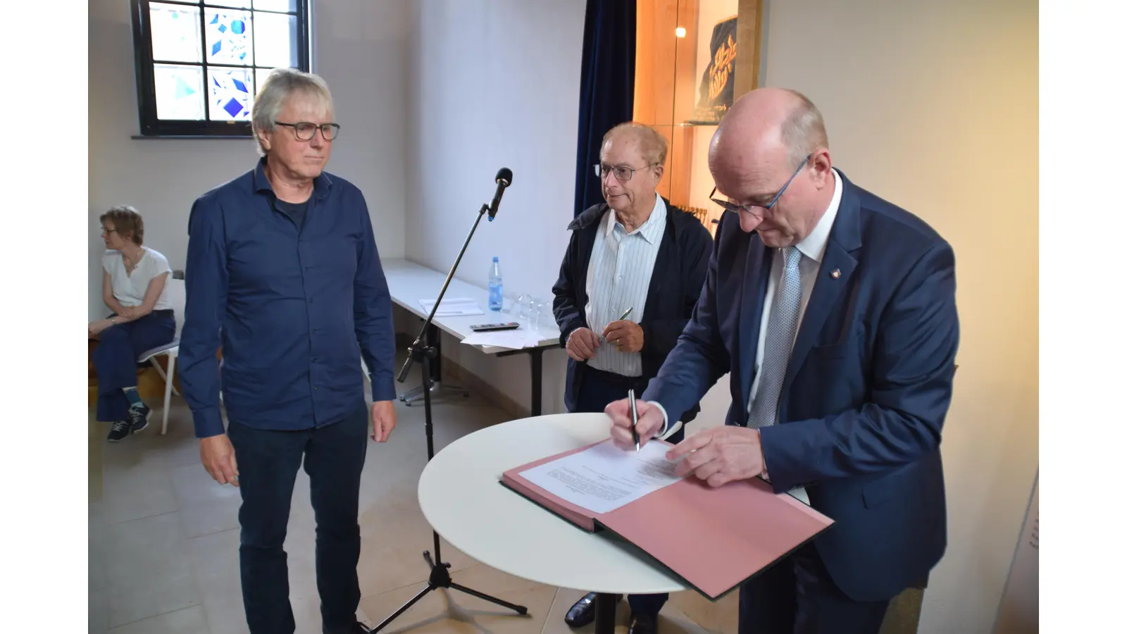 (V.r.n.l.) Landrat Jörg Farr, Tom Corby und Andreas Kraus unterzeichnen die Kooperationsvereinbarung. (Foto: ab)