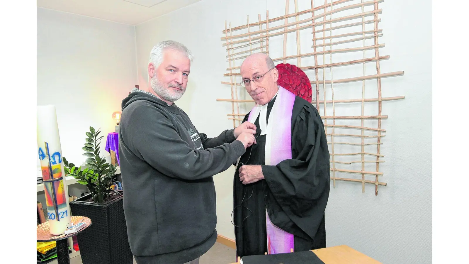 Bereiten sich auf die nächste Video-Aufzeichnung vor: Mirko Neuhaus (li.) und Pastor Claus-Carsten Möller. (Foto: tau)