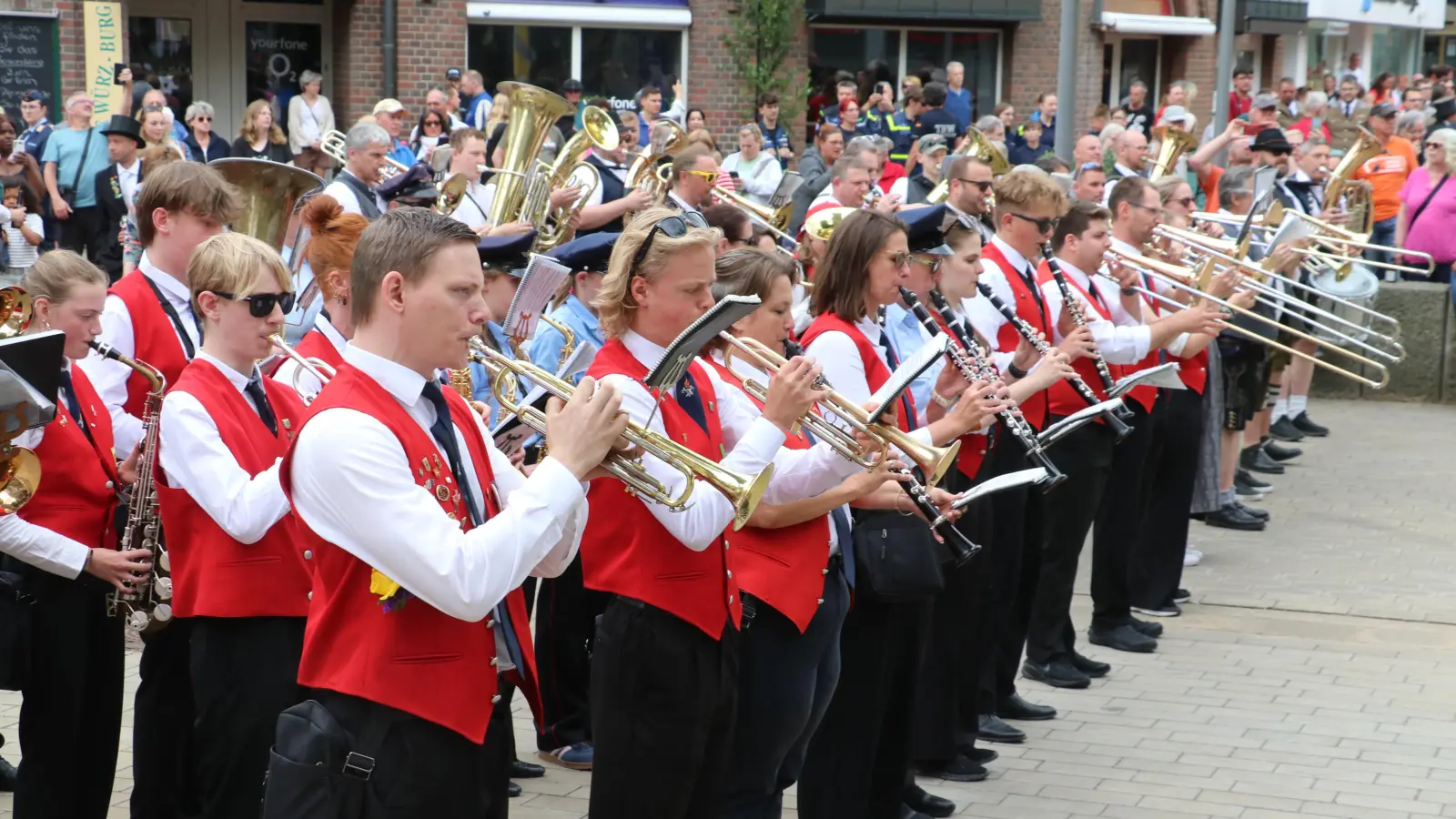 Der Musikzug der Feuerwehr Kolenfeld unterhält vor dem Festumzug.  (Foto: gi)