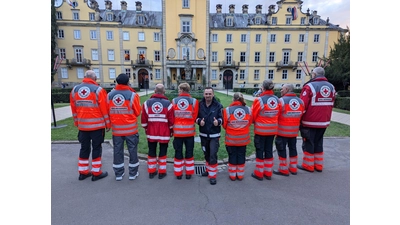 Ein Teil des DRK Teams, bei der Absicherung des traditionellen Zapfenstreichs beim Schloss. (Foto: privat)