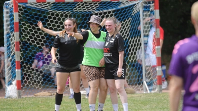 Haben Spaß: Die Teilnehmerinnen des Turniers. (Foto: tau)