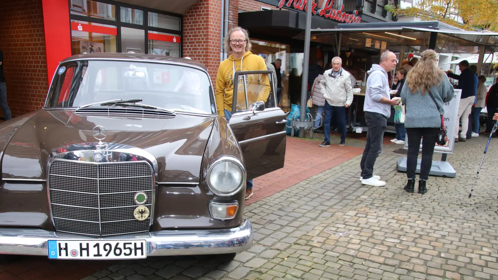 Mit großem Stolz präsentiert Frank Ludowig den Mercedes 230er Heckflosse.  (Foto: gi)