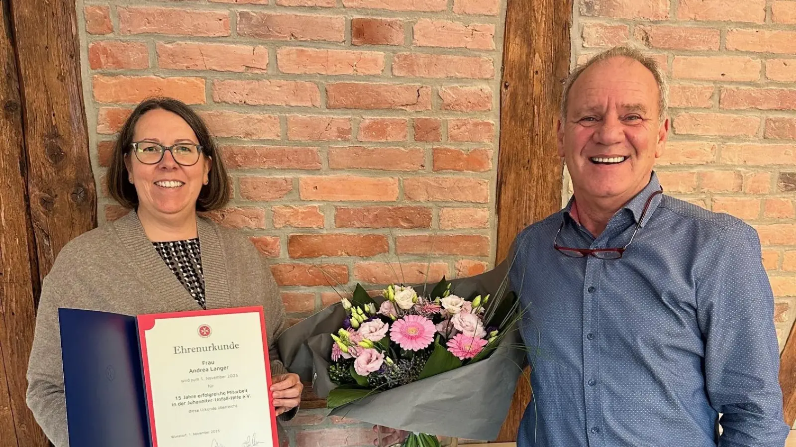 Hat Urkunde, Blumen und Glückwünsche von Dienststellenleiter Bernd Stühmann entgegen genommen: Andrea Langer. (Foto: privat)