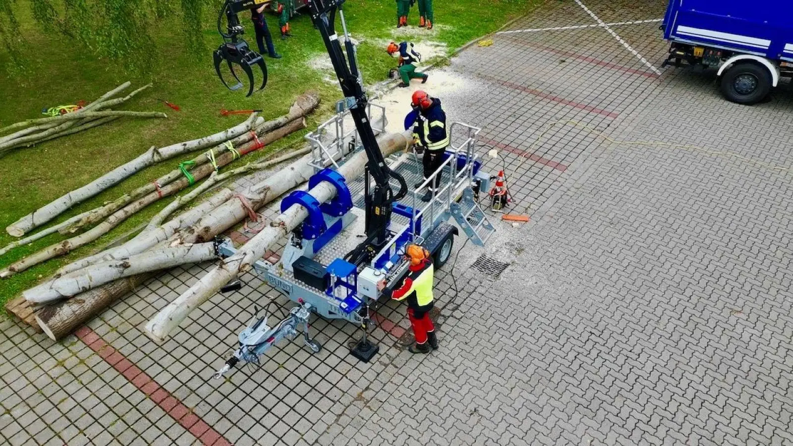 Feuerwehr und THW üben erstmals gemeinsam im Bereich Sägen. (Foto: Feuerwehr)