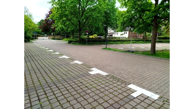 Mit frischer weißer Farbe erstrahlen die neuen Linien in klarer Struktur und einem Plus an Übersichtlichkeit auf dem beliebten kostenfreien Parkplatz „Am Schloßbach“. (Foto: privat)