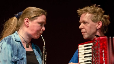 Geben ein Konzert: Das Duo Schmarowotsnik. (Foto: Klaus-Henning Hansen)