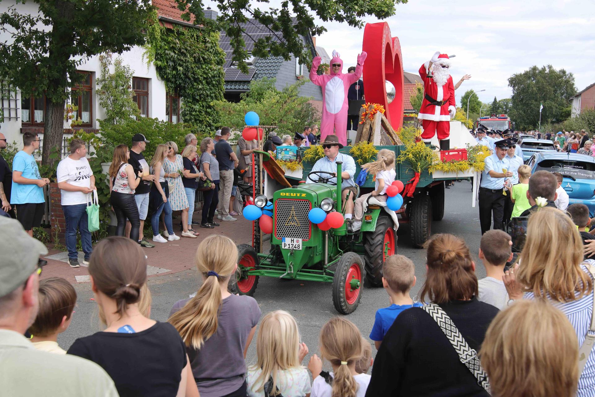 Eindrücke vom großen Festumzug. (Foto: tau)
