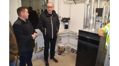 Christian Straub, Fachbereich Planen und Bauen, (li.) informiert den Bauausschuss unter anderem über die moderne Heizungsanlage. (Foto: ab)