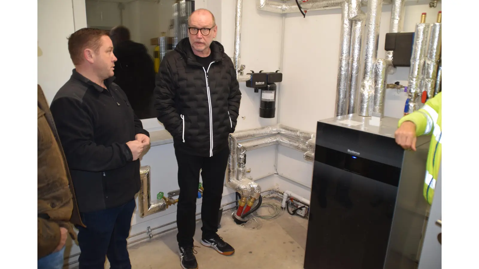 Christian Straub, Fachbereich Planen und Bauen, (li.) informiert den Bauausschuss unter anderem über die moderne Heizungsanlage. (Foto: ab)