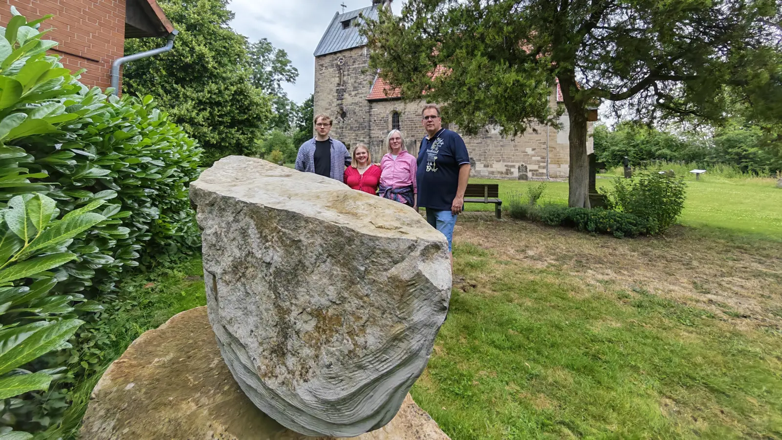 Übergabe an die Kirchengemeinde (v.li.): Die Erben Hannes Lechelt, Marle Geers, Ute Geers sowie Jörg Mecke von der Kirchengemeinde. (Foto: privat)