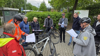Im Schulzentrum Barne: Mitglieder des Ortsrates auf Grüner Tour. (Foto: tau)