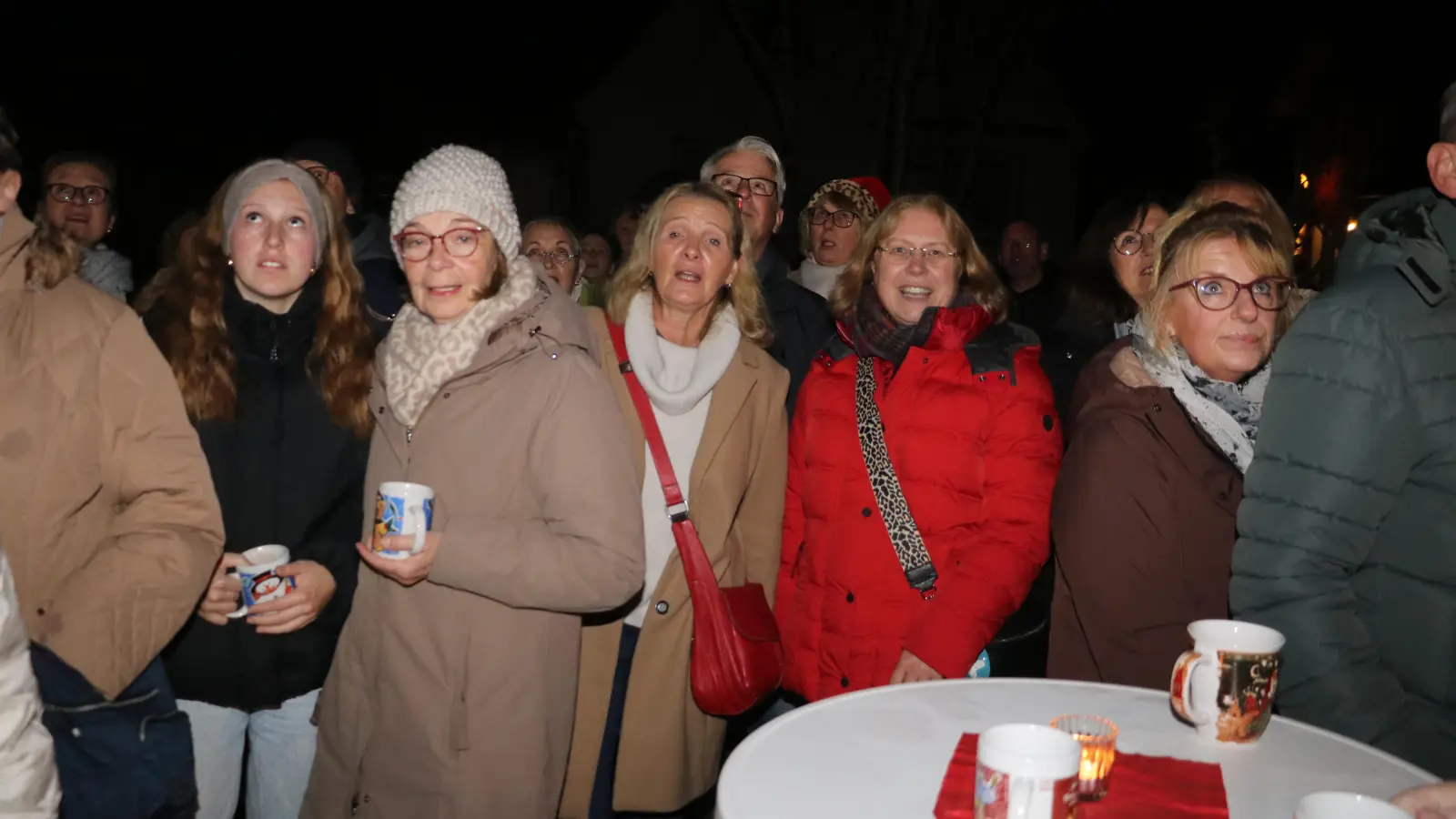 Mitsingen angesagt: Der Lebendige Adventskalender mit den Singin' Friends. (Foto: gi)