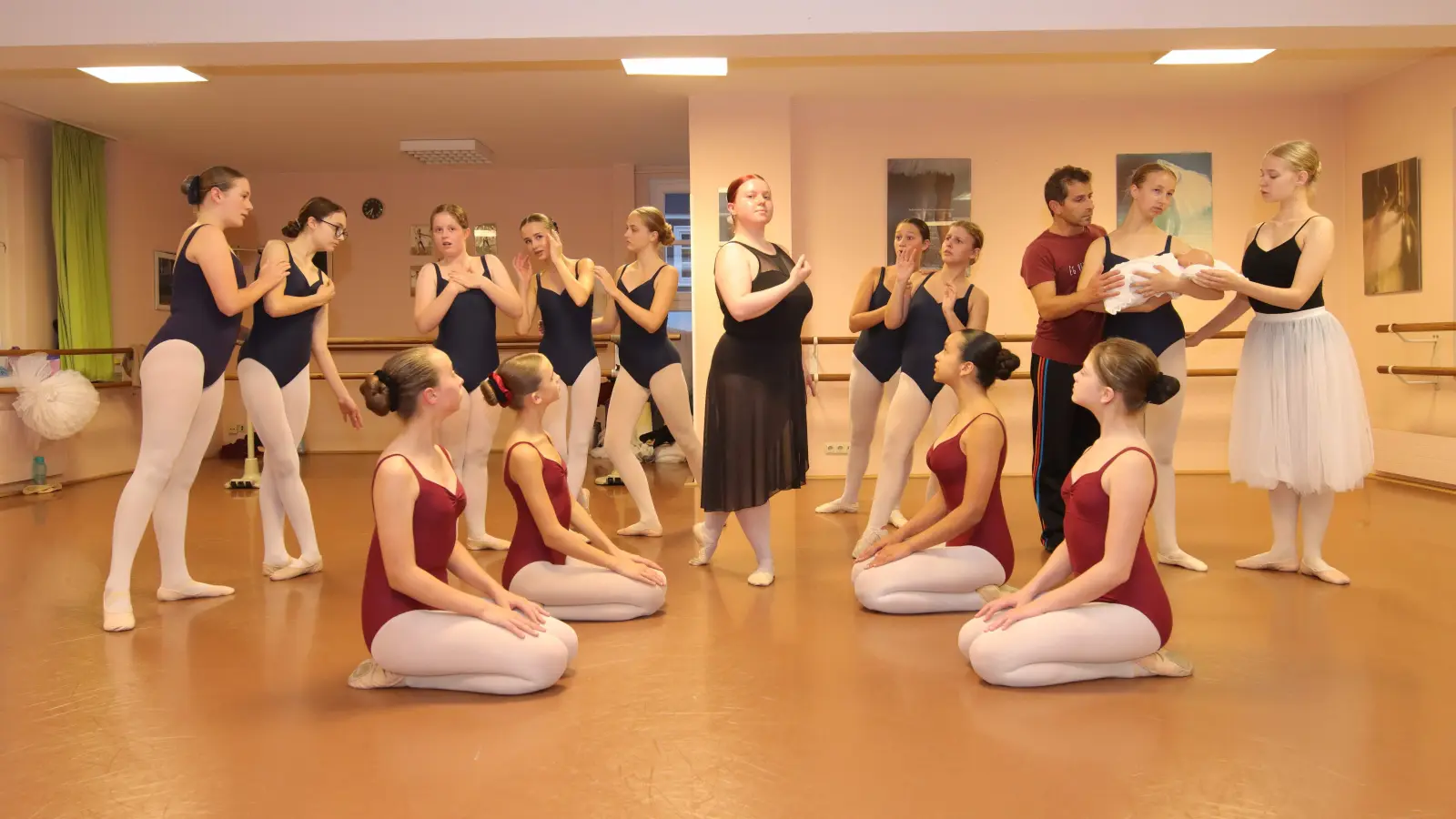 Bei den Proben: Das Ensemble der Ballettschule Hirsch. (Foto: tau)