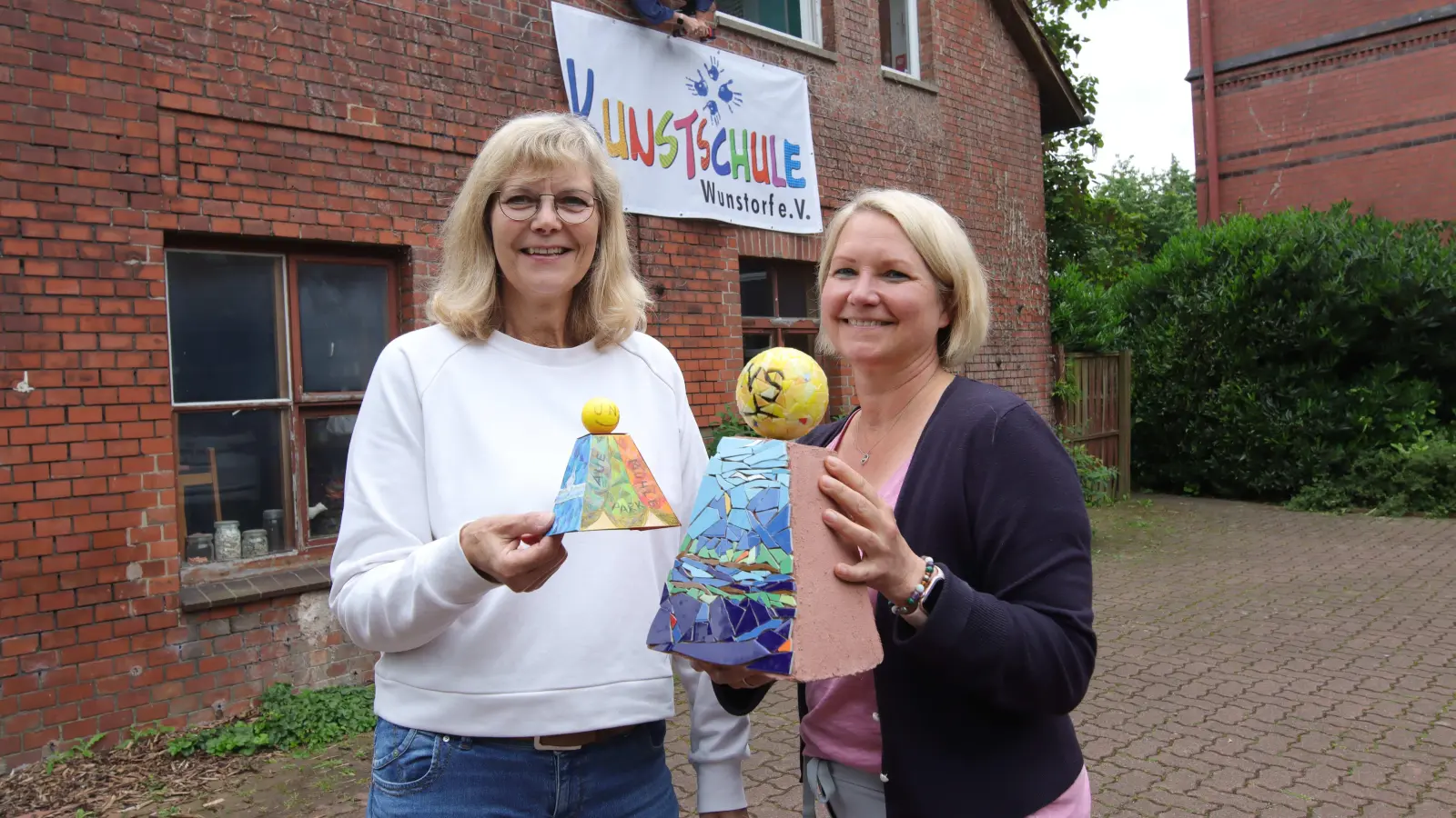 Mit den Modellen: Ulrike Coldewey (li.) und Maren Siemann. (Foto: tau)