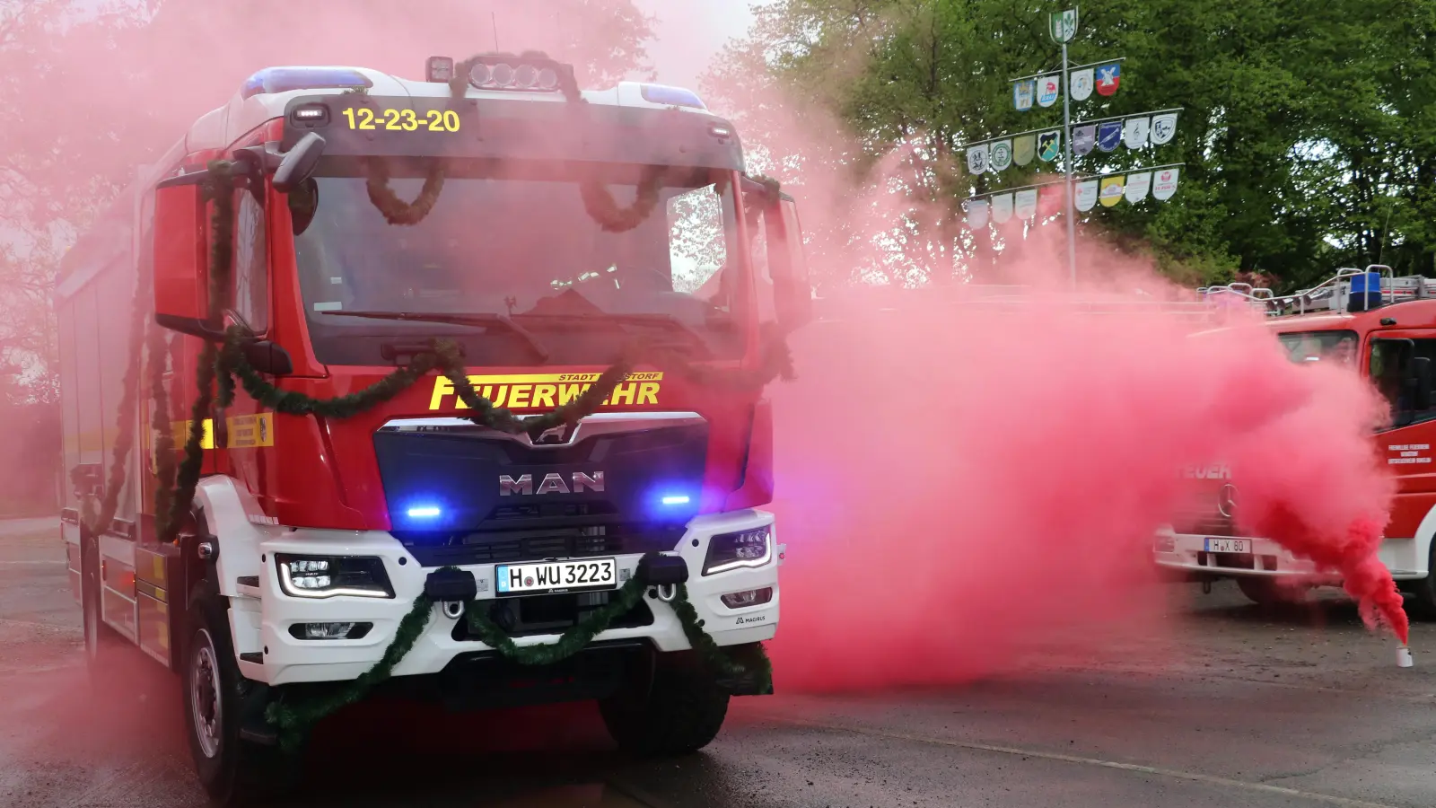 Langsam kommt das neue TLF 3000 angefahren.  (Foto: gi)