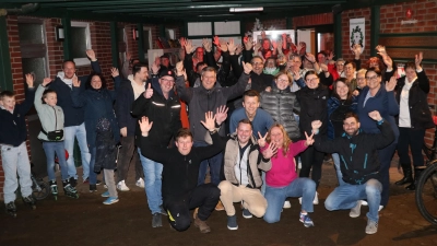 Großer Jubel: Die Teilnehmer bei der Verkündung der Schützenkönige 2026.  (Foto: gi)