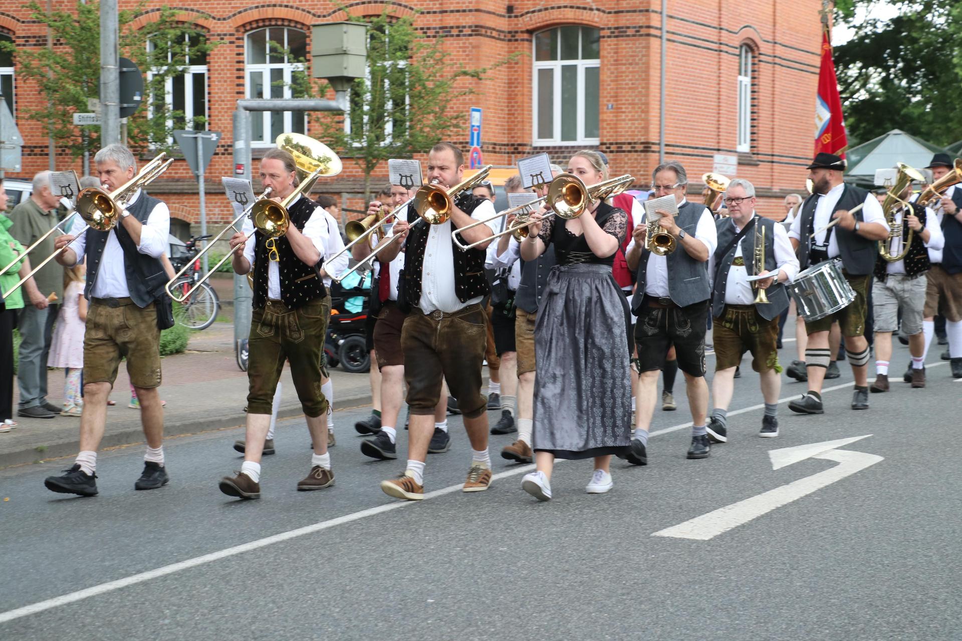 Viel Musik beim Festumzug (Foto: gi)