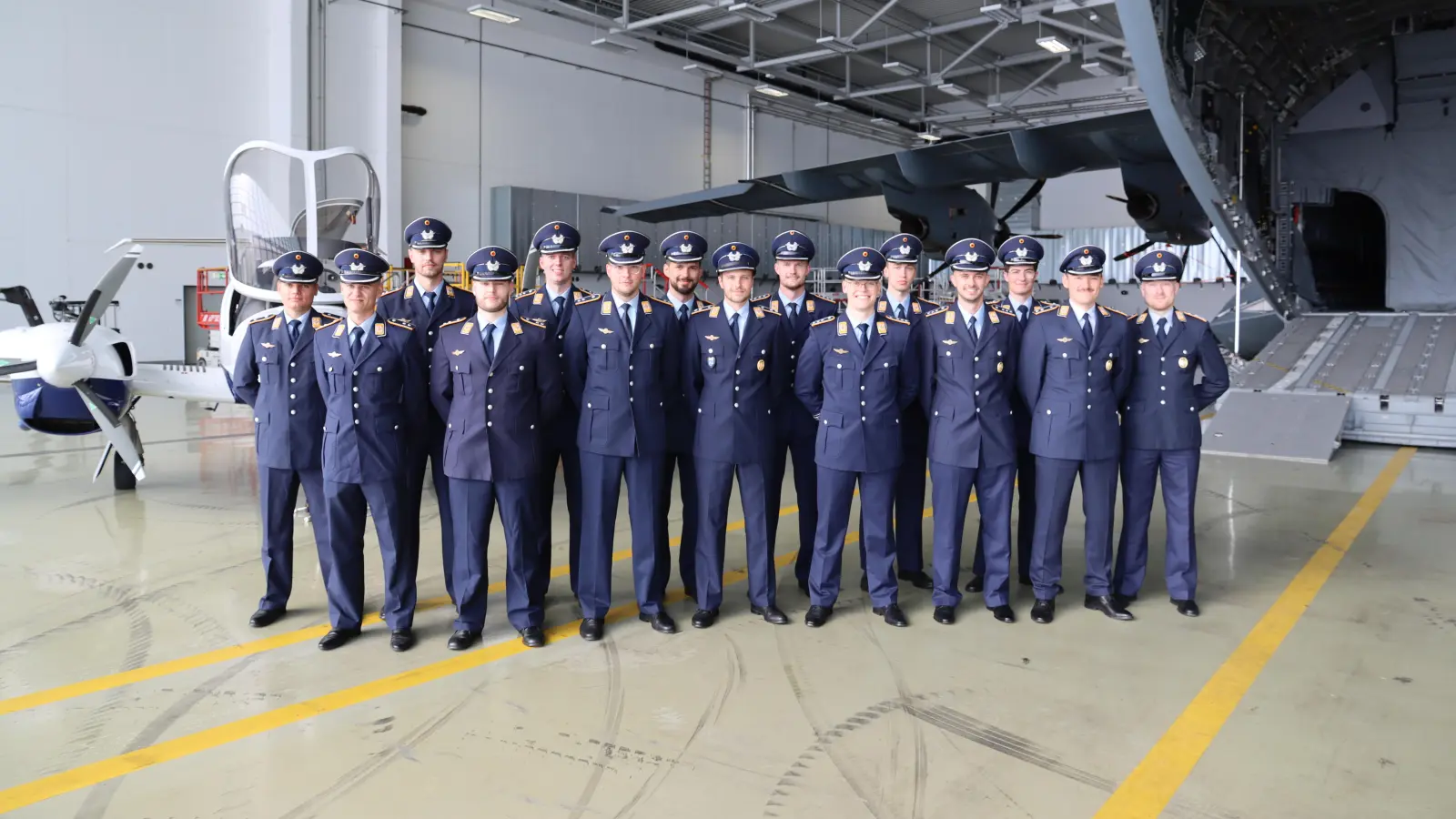 Der neue Jahrgang: Zu Piloten sind 15 Soldaten ausgebildet worden. (Foto: BW/Otte)