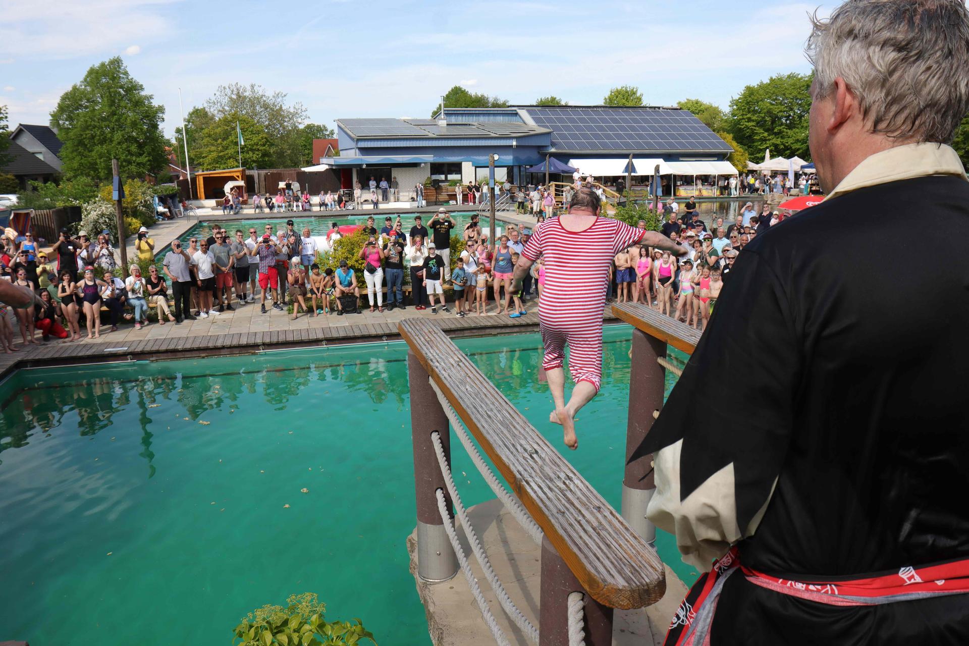 Spaß am und in den Becken: Saisoneröffnung im NaturErlebnisBad. (Foto: tau)