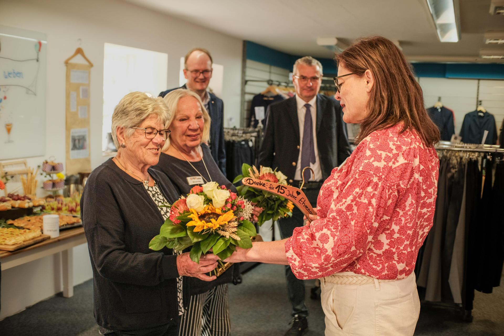 Geehrt: Sandra Heuer, Geschäftsführerin des Diakonieverbandes, bedankt sich bei Ehrenamtlichen. (Foto: Mirko Bartels)