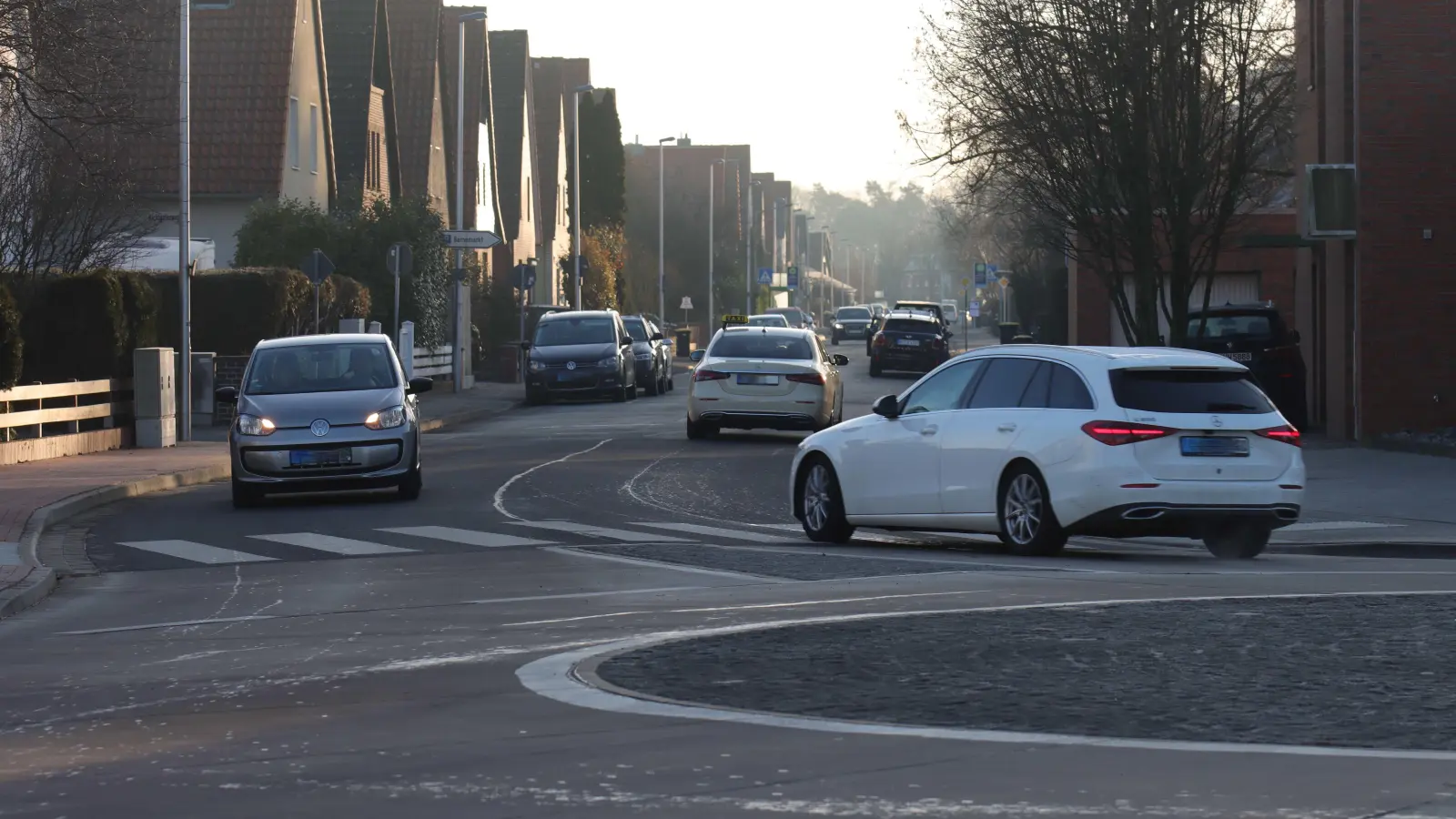 Über den Barnekreisel geblickt: Die Straße Am Hasenpfahl. (Foto: tau)