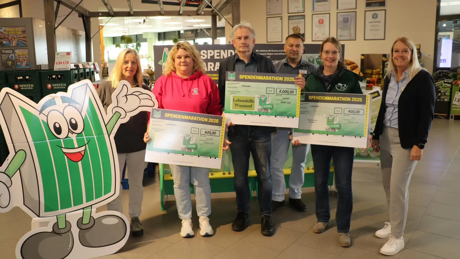 Mit symbolischen Schecks (v.li.): Ellen Bövers (Marktkauf), Stefanie Huber (Stadtschule), Martin Wollenberg (Lebenshilfe), Egon Frei (Marktkauf), Kerstin Bender (Pferdefreunde) und Marktleiterin Maria Mercé. (Foto: gi)