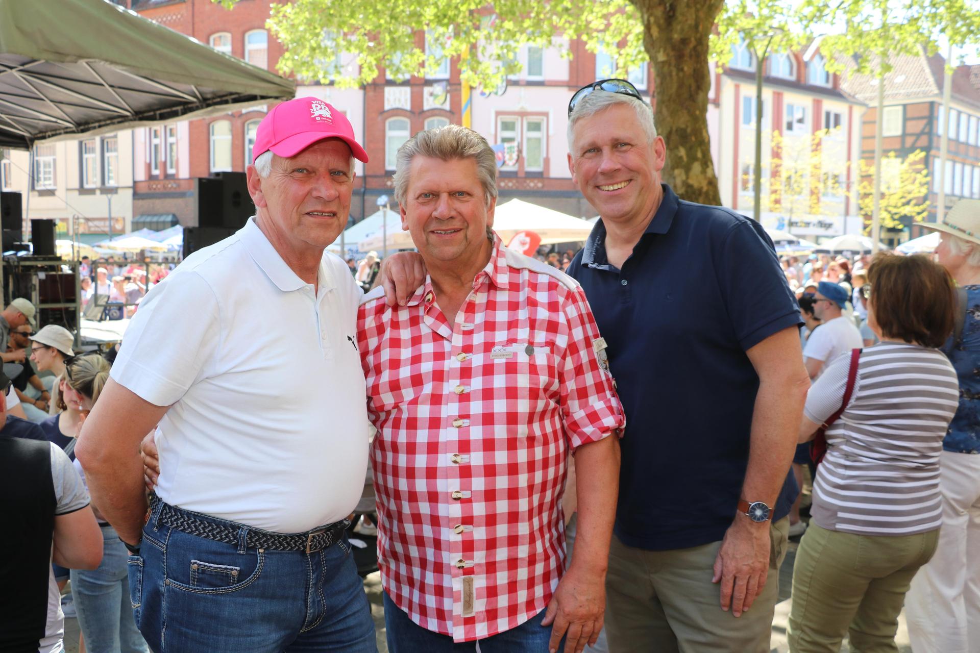 Haben eine tolle Veranstaltung erlebt (v.li.): Der Vorsitzende der Werbegemeinschaft, Bernd Heidorn, Uwe Heidorn und Bürgermeister Carsten Piellusch. (Foto: gi)