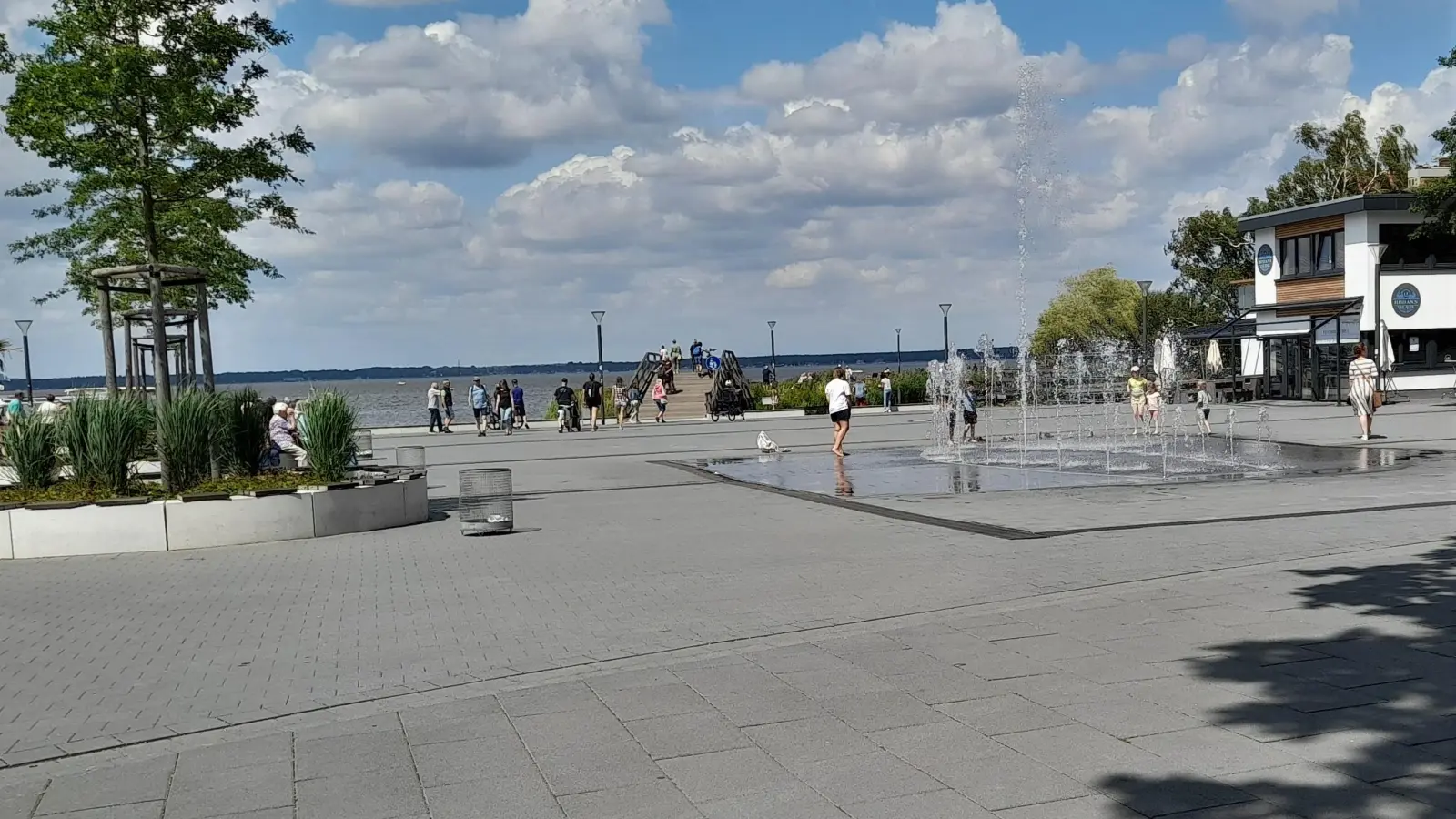 Neu, aber jetzt ohne Schatten: Platz an den Strandterrassen.  (Foto: wb)
