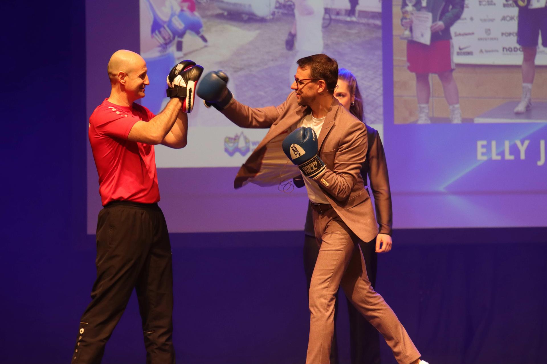 Haut in die Pratzen: Moderator Tobias Rademacher. (Foto: tau)