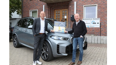 Innungsobermeister Torsten Richter (li.) und André Harting von der Kreishandwerkerschaft Niedersachsen-Mitte stellen die modernisierte Aktion für mehr Fahrsicherheit in der dunklen Jahreszeit vor.  (Foto: privat)