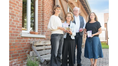 Susanne Wittkugel und Volker Wehmeyer übergeben die Spendensumme an Heidemarie Hanauske und Cornelia Bischof. (Foto: nd)