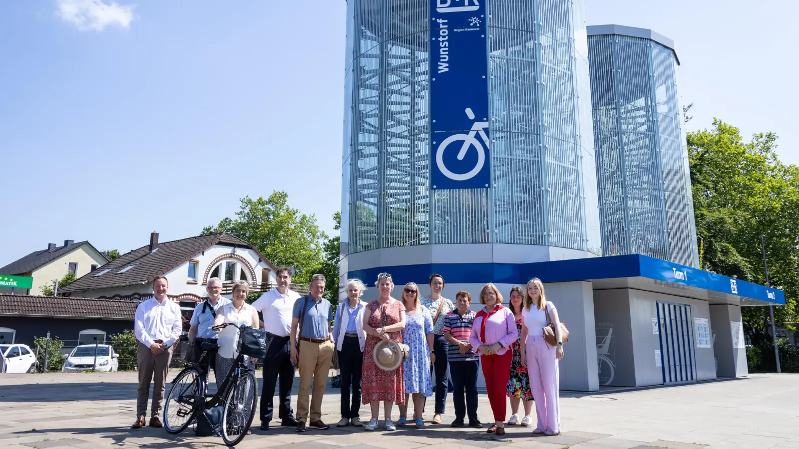Vor dem Biketower: Vertreter von CDU und FDP in der Regionsversammlung sowie Mitarbeiter der Stadt und der Region Hannover im Sommer 2024.  (Archivbild: privat)