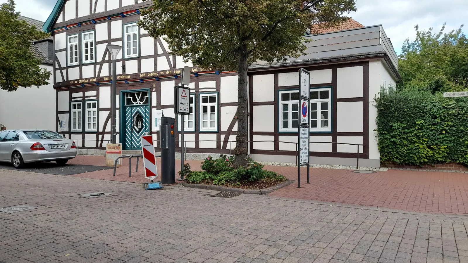 Wurde von eine PKW beschädigt: Polleranlage, Graf-Wilhlem-Straße. (Foto: wb)