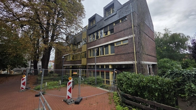 Der Bauzaun steht: Das Gebäude der ehemaligen Stadtsparkasse Wunstorf wird abgerissen. (Foto: tau)