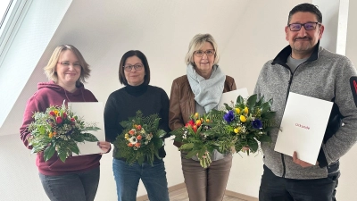 Mit Urkunde und Blumenstrauß (v.li.) Nicole Geise, Silke Heiche, Veronika Burghardt und Michele Sciacca. (Foto: Johanniter)